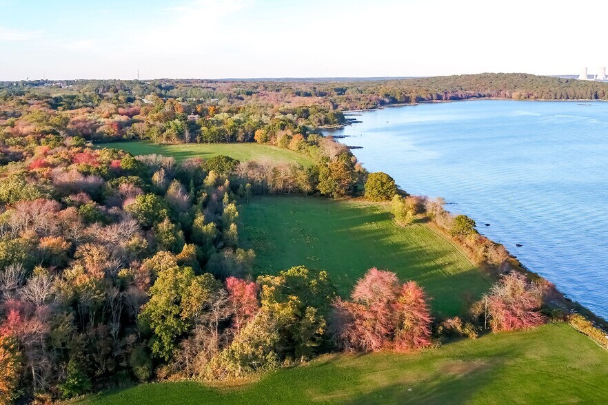 0 Ave, Bristol, RI 02809