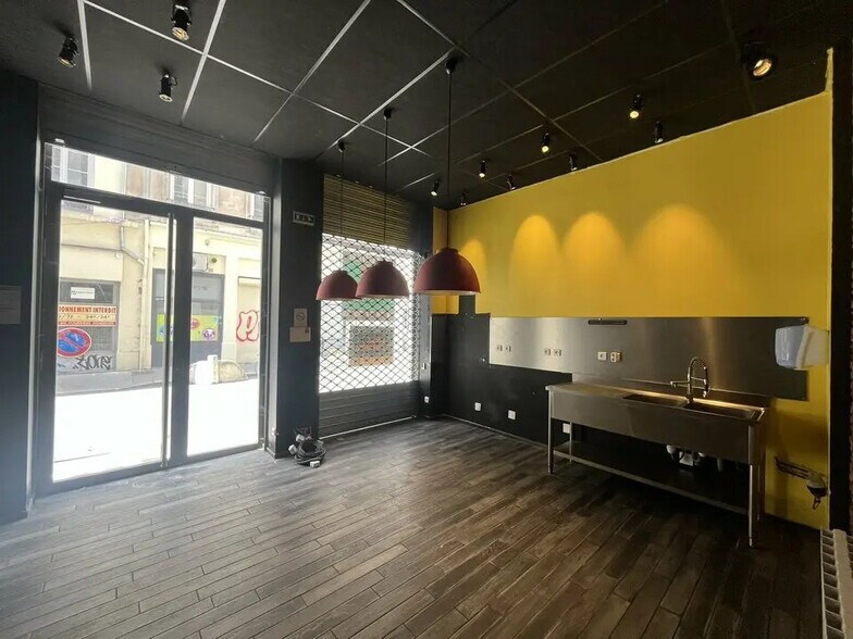 Retail in Lyon for lease - Interior Photo - Image 1 of 5