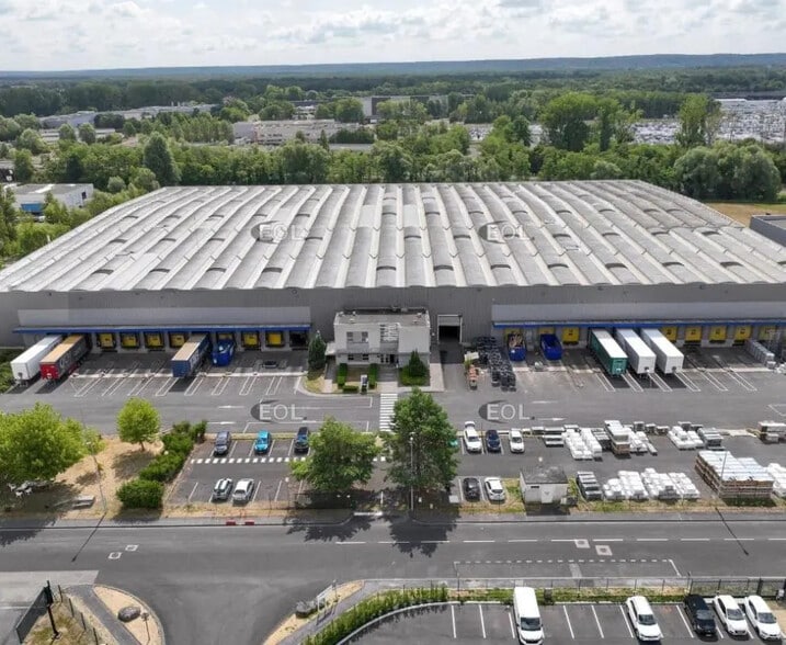 Industrial in Le Meux for lease - Building Photo - Image 3 of 11