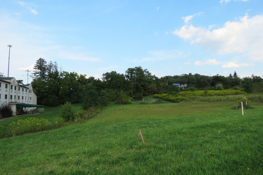 Ronda Ct, North Huntingdon, PA for lease - Primary Photo - Image 1 of 8