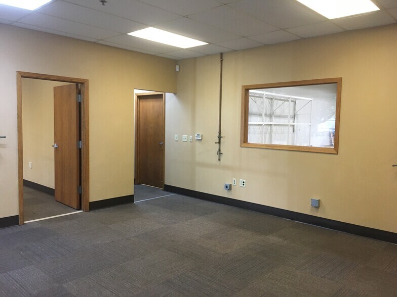 W188N11927 Maple Rd, Germantown, WI for sale - Interior Photo - Image 1 of 1