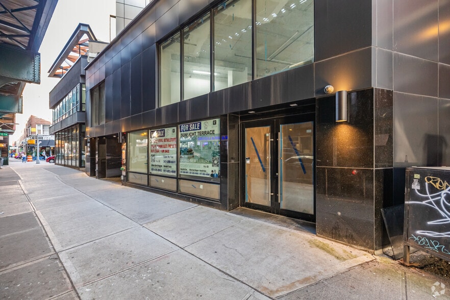 5216 Roosevelt Ave, Woodside, NY for sale - Primary Photo - Image 1 of 15