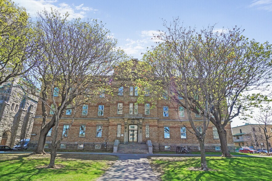 560 Boul Crémazie E, Montréal, QC for lease - Primary Photo - Image 1 of 1