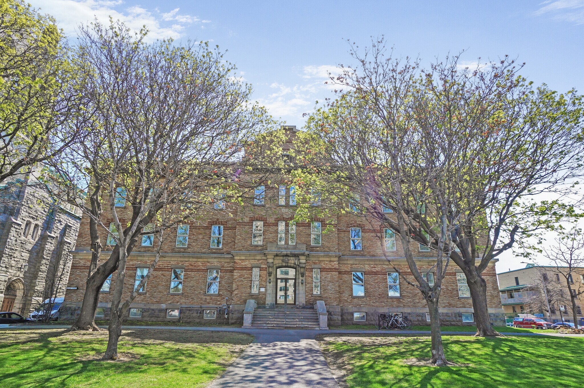 560 Boul Crémazie E, Montréal, QC for lease Primary Photo- Image 1 of 2