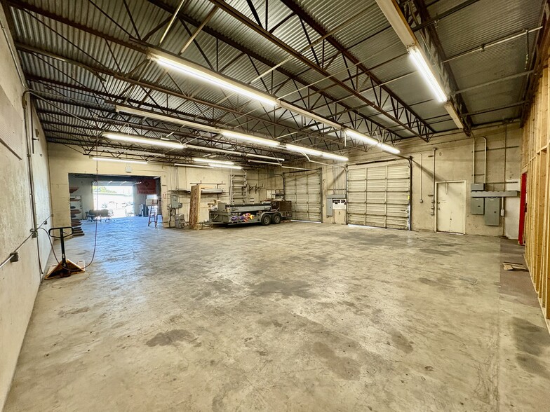 136 Industrial Dr, Boerne, TX for lease - Building Photo - Image 3 of 8