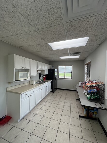 501 S Towanda-Barnes Rd, Bloomington, IL for lease - Interior Photo - Image 3 of 8