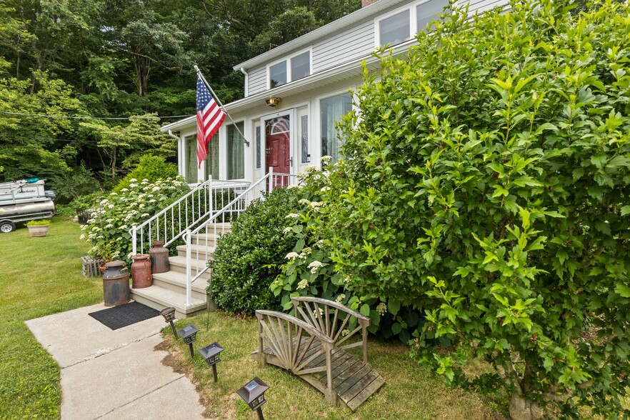 23 River Rd, East Lyme, CT for sale - Primary Photo - Image 1 of 37