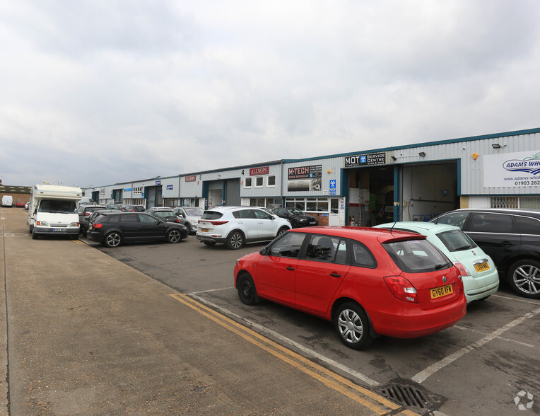 Meadow Rd, Worthing for lease - Primary Photo - Image 1 of 2