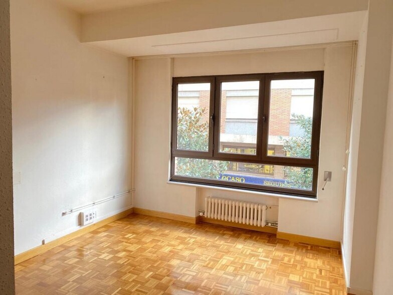 Office in León, León for lease - Building Photo - Image 2 of 8