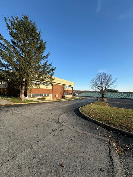 340 Bogle St, Somerset, KY for sale - Primary Photo - Image 2 of 28