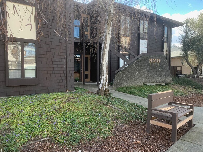 920 Country Club Dr, Moraga, CA 94556