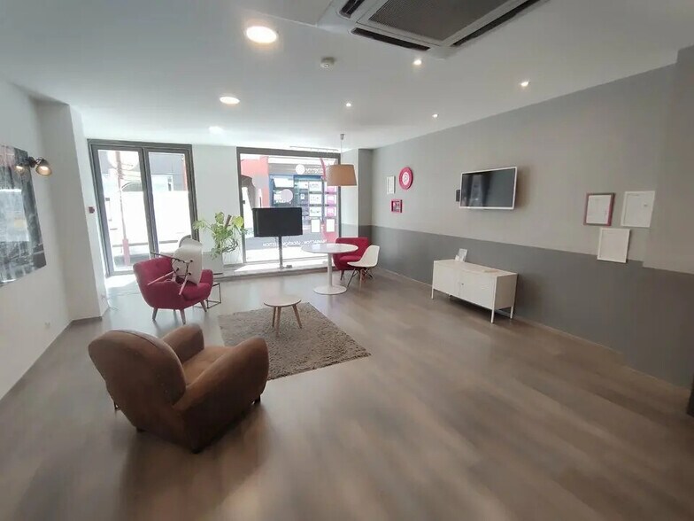 Retail in Bourgoin-Jallieu for lease - Interior Photo - Image 2 of 5