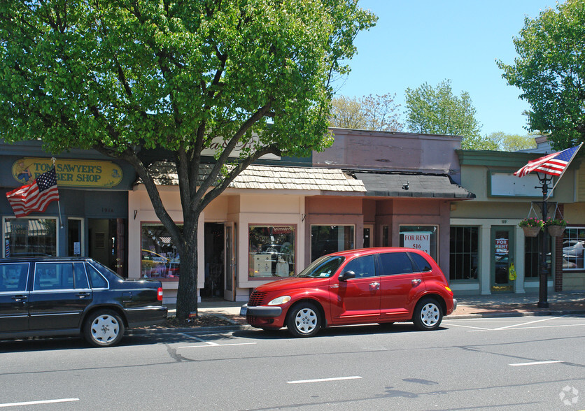 187-191 Broadway, Amityville, NY for lease - Building Photo - Image 3 of 12