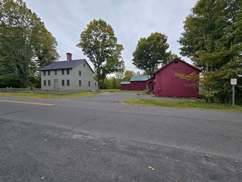 27 Middle Quarter Rd, Woodbury, CT for sale - Building Photo - Image 2 of 7