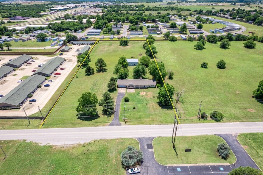 523 W Country Club Rd, Chickasha, OK for sale - Building Photo - Image 1 of 46