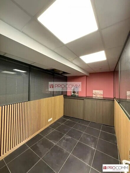 Retail in Chartres for lease - Interior Photo - Image 3 of 9