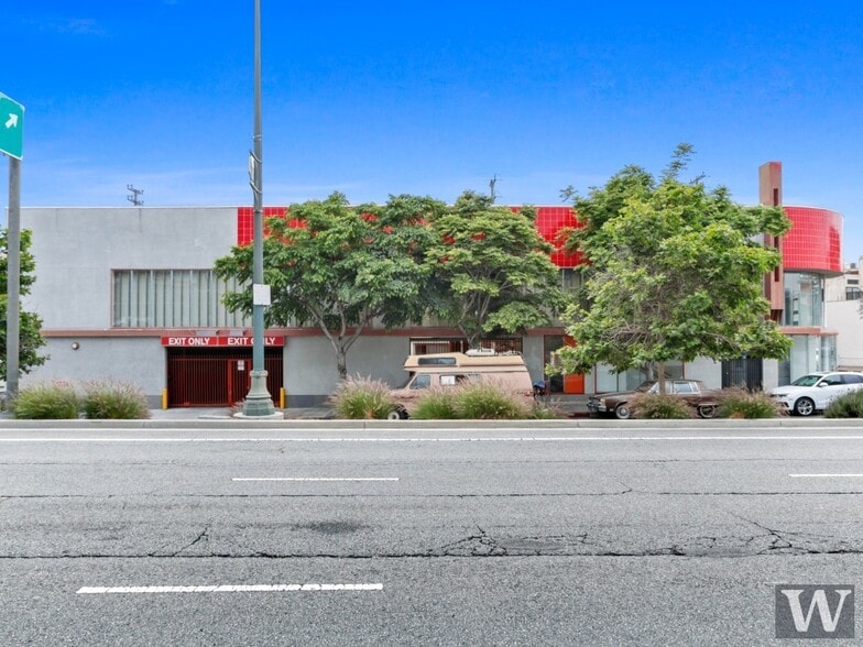 10830 Santa Monica Blvd, Los Angeles, CA for sale - Building Photo - Image 2 of 18