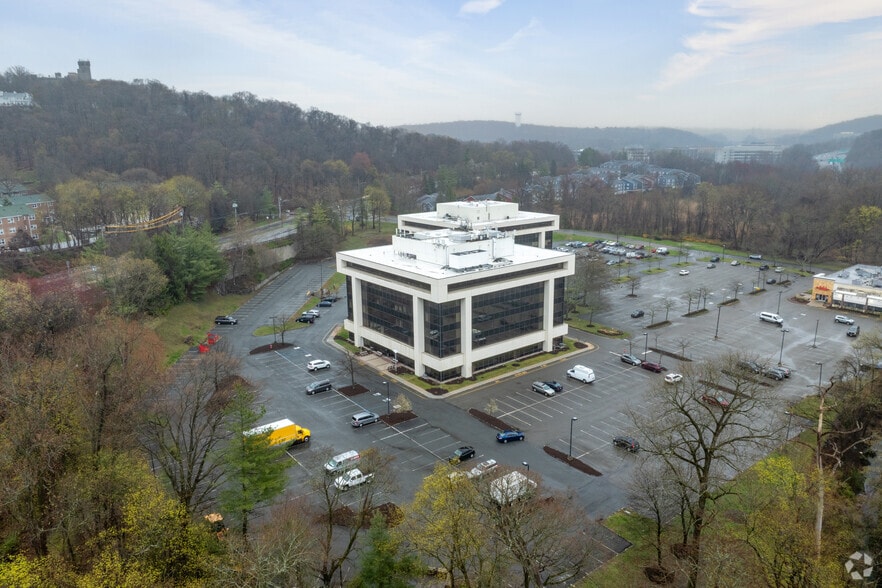 220 White Plains Rd, Tarrytown, NY for lease - Aerial - Image 1 of 4