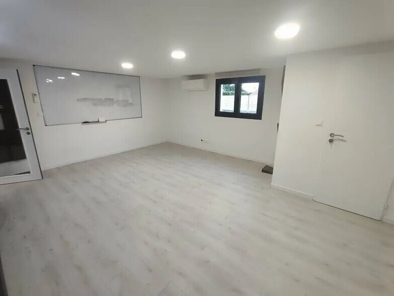 Office in La Verpillière for lease - Building Photo - Image 3 of 9