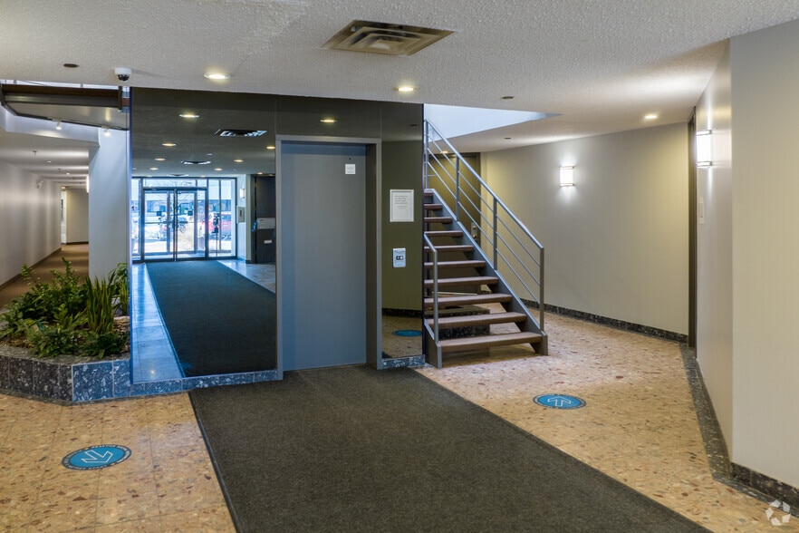 30 E Beaver Creek Rd, Richmond Hill, ON for lease - Lobby - Image 3 of 7