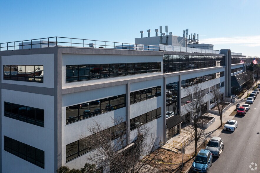 1025 Old Country Rd, Westbury, NY for lease - Building Photo - Image 2 of 4