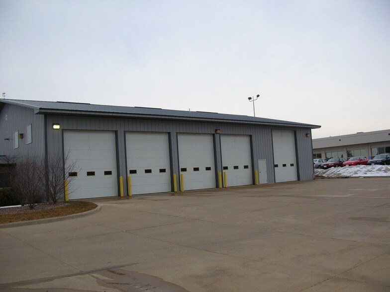 3392 Kennedy Cir, Dubuque, IA for sale - Primary Photo - Image 1 of 1