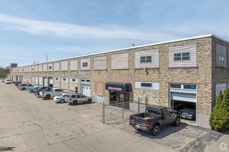 143 W Sherman Blvd, Muskegon, MI for lease - Building Photo - Image 2 of 5