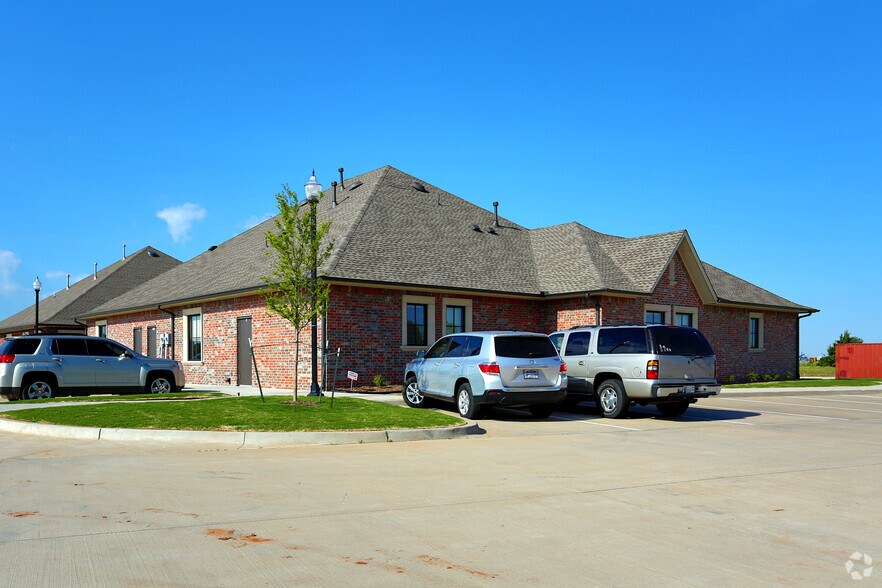 1809 Commons Cir, Yukon, OK for sale - Primary Photo - Image 1 of 1