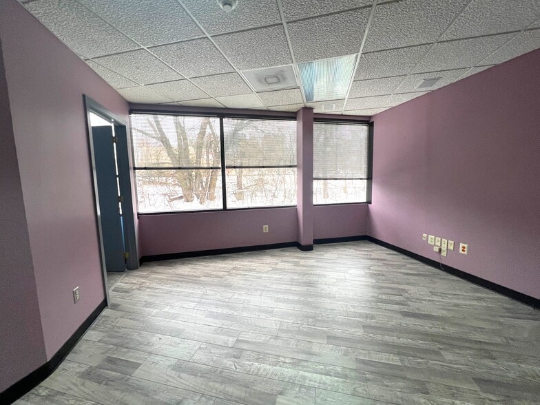 250 W Lancaster Ave, Paoli, PA for lease - Building Photo - Image 3 of 10