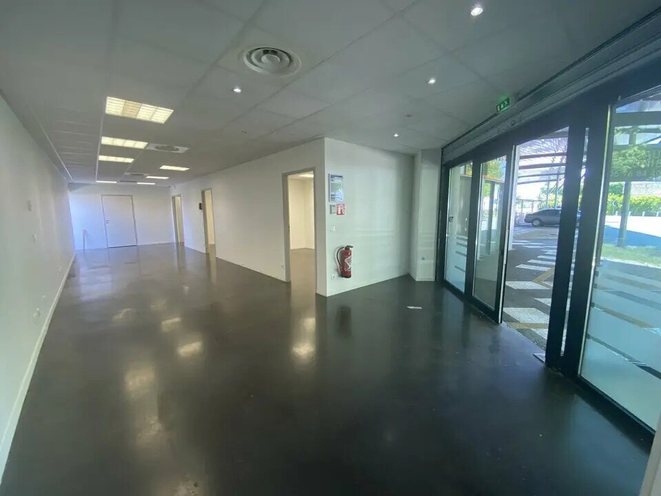 Retail in Libourne for lease Interior Photo- Image 1 of 9