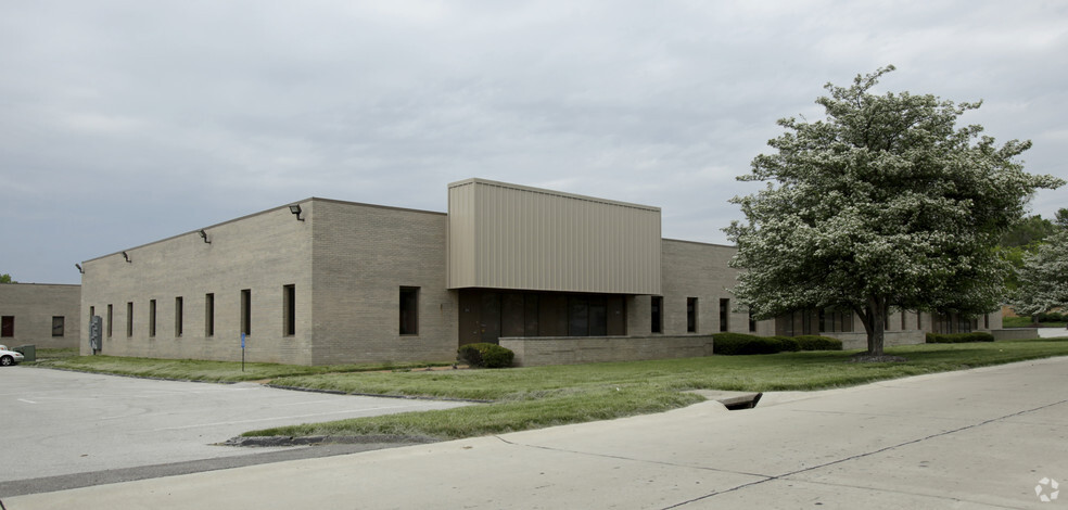 12747-12759 Carrollton Industrial Dr, Bridgeton, MO for lease - Primary Photo - Image 1 of 6