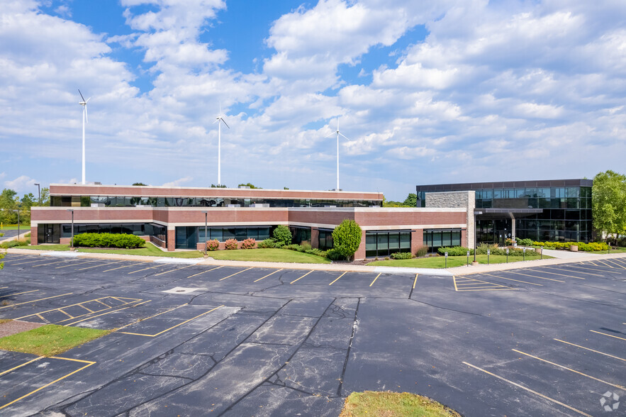 1451 McMahon Dr, Neenah, WI for lease - Building Photo - Image 1 of 10