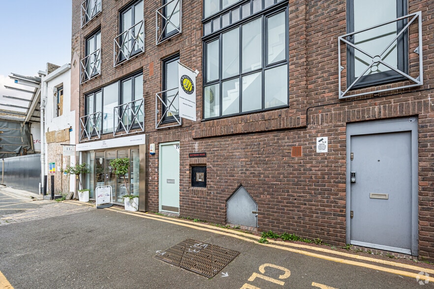 19 Heathmans Rd, London for lease - Building Photo - Image 3 of 6