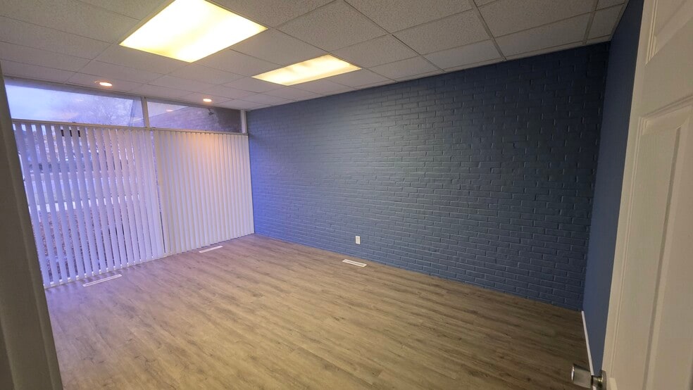 243 Southbound Gratiot Ave, Mount Clemens, MI for sale - Building Photo - Image 2 of 7