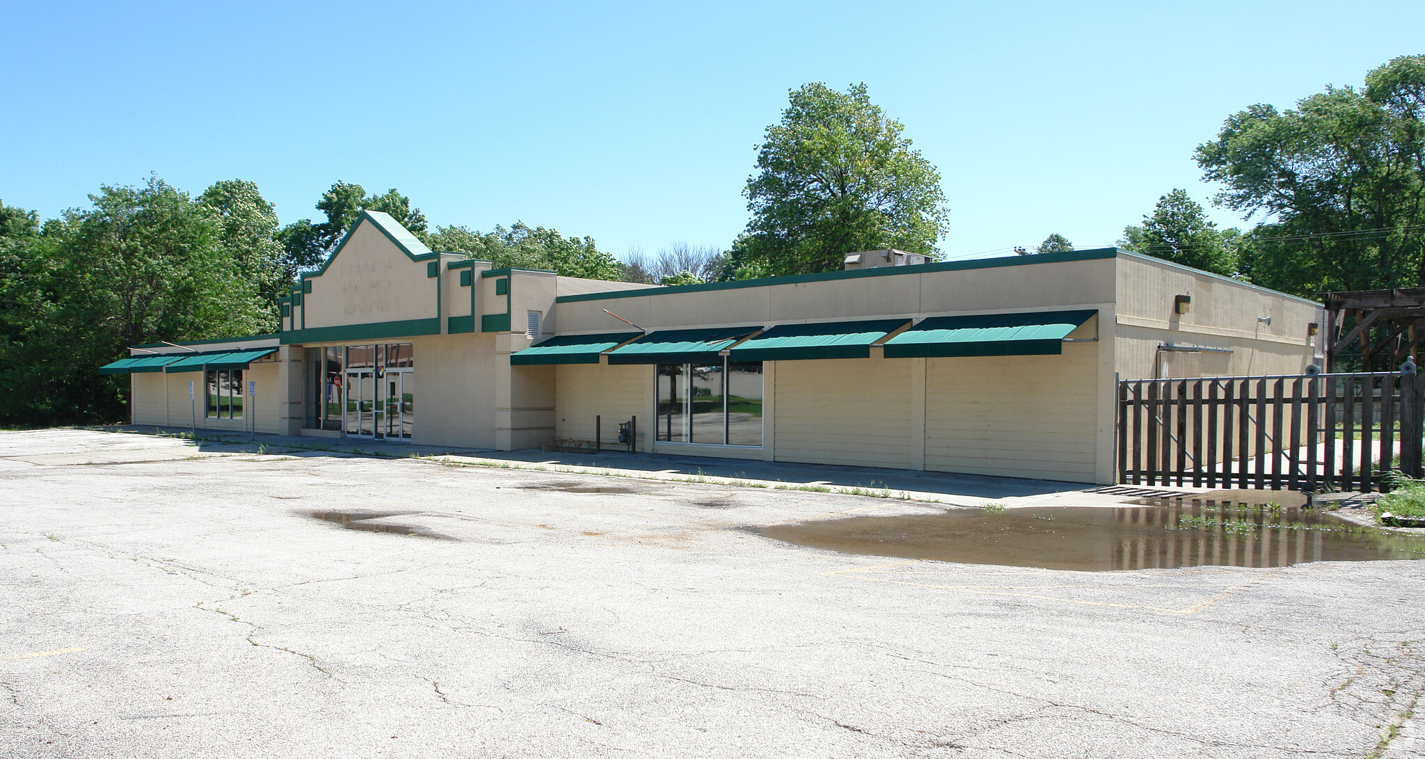 5225 NE Chouteau Tfwy, Kansas City, MO for lease Primary Photo- Image 1 of 3