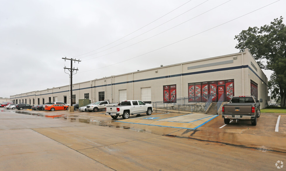 981-995 Isom Rd, San Antonio, TX for lease - Primary Photo - Image 1 of 3