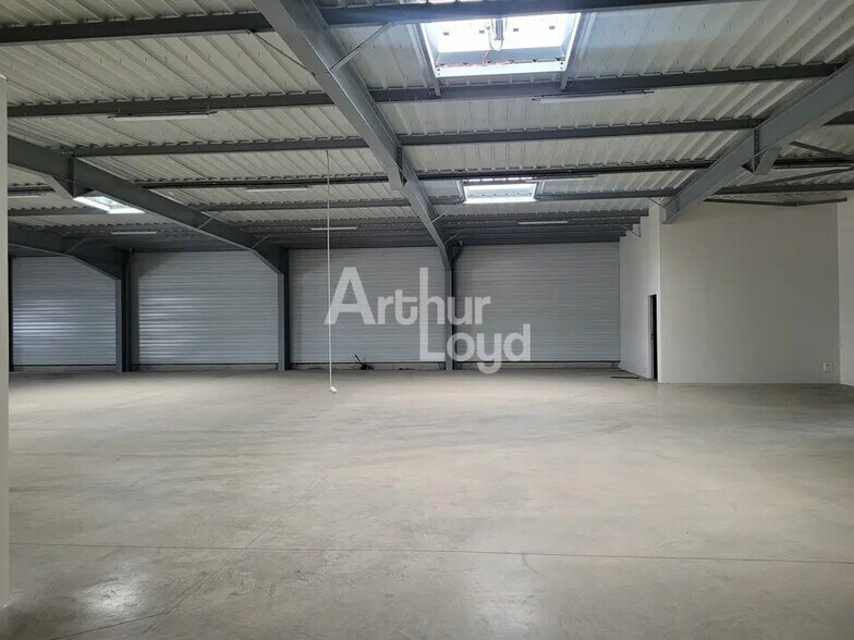 Flex in Sainte-Hélène-du-Lac for lease - Interior Photo - Image 3 of 12