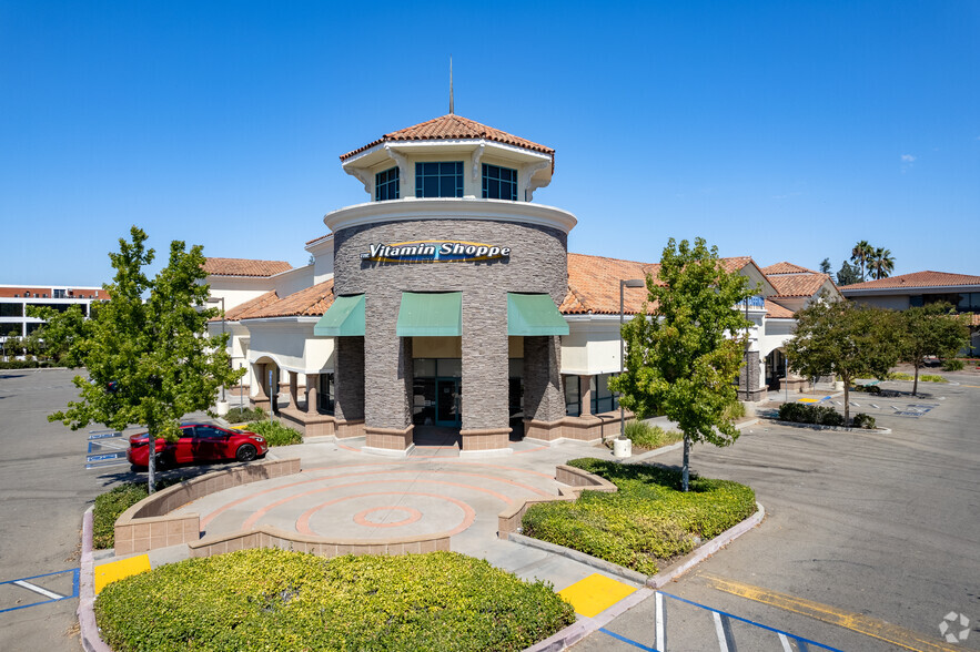 60 N Moorpark Rd, Thousand Oaks, CA for lease - Primary Photo - Image 2 of 8