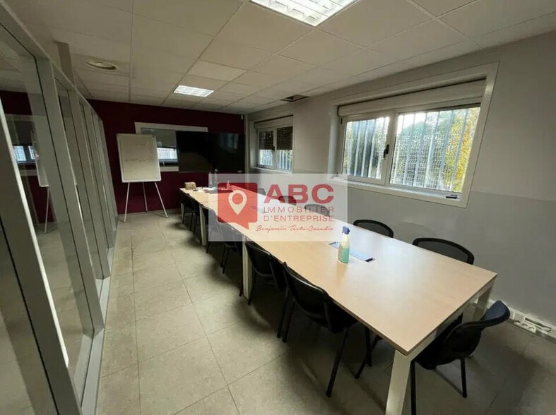 Flex in Gallargues-le-Montueux for lease - Interior Photo - Image 2 of 6
