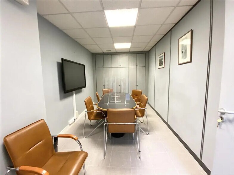 Office in Paris for lease - Building Photo - Image 3 of 5