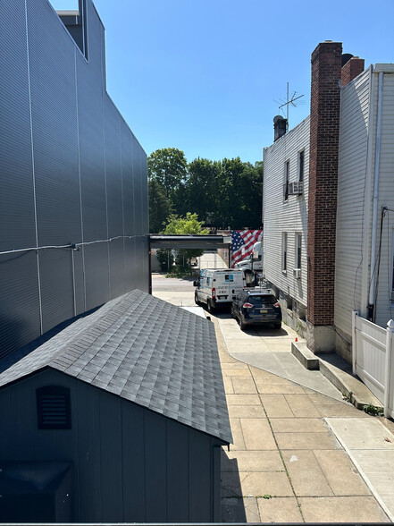 1809 Decatur St, Ridgewood, NY for lease - Building Photo - Image 2 of 4