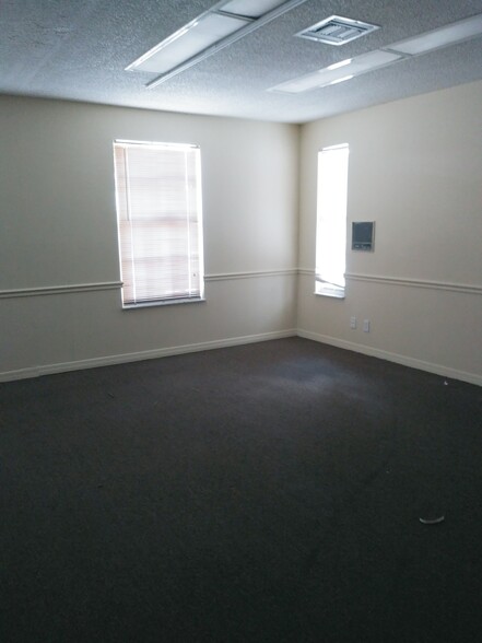 3677 Central Ave, Fort Myers, FL for lease - Interior Photo - Image 3 of 4