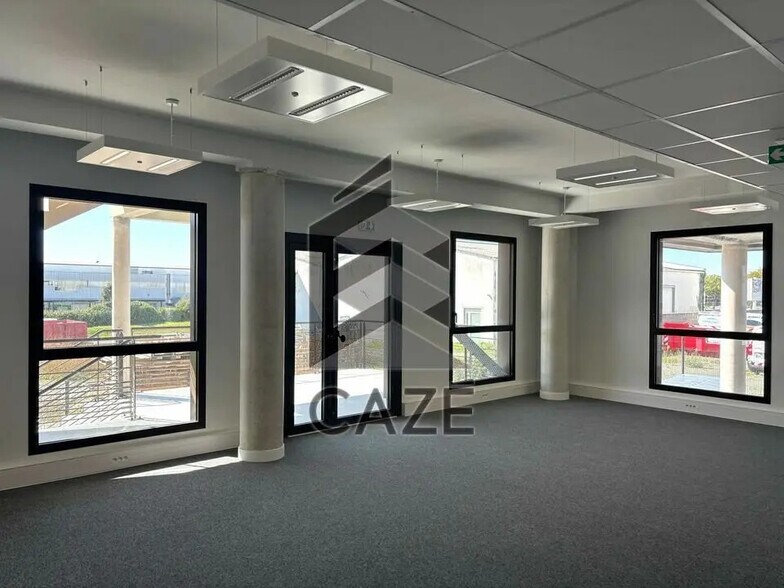 Office in Périgny for lease - Interior Photo - Image 3 of 5