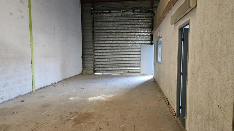 Flex in Cuers for lease - Building Photo - Image 1 of 5