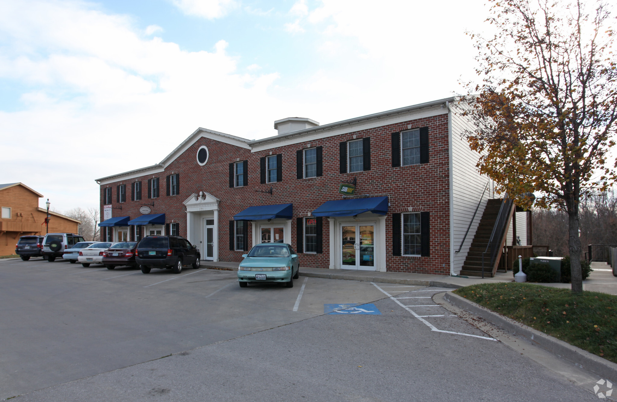 170 English Landing Dr, Parkville, MO for lease Primary Photo- Image 1 of 4