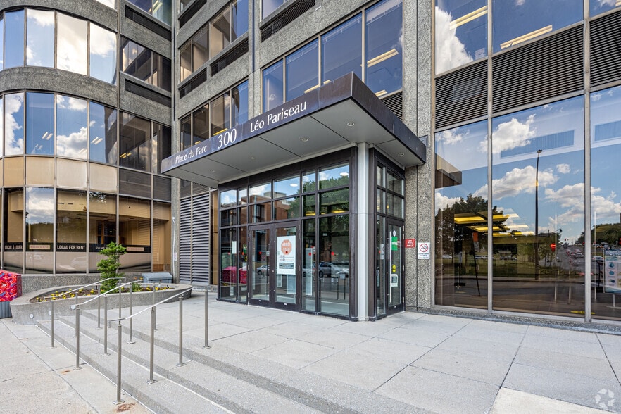 300 Rue Léo-Pariseau, Montréal, QC for lease - Building Photo - Image 2 of 4