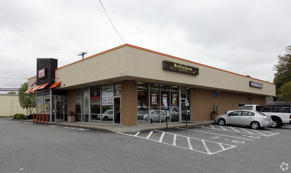 1288 Oaklawn Ave, Cranston, RI for sale - Primary Photo - Image 1 of 1