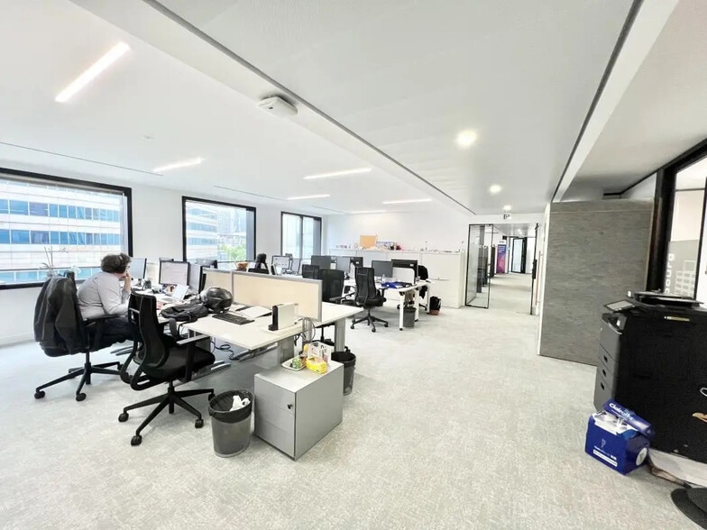 Office in Courbevoie for lease - Building Photo - Image 3 of 8
