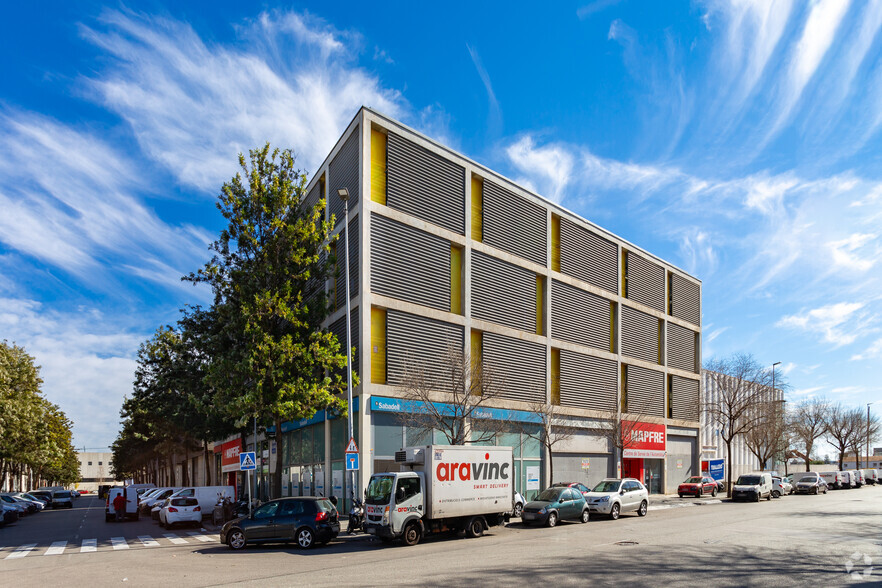 Carrer de Salvador Espriu, L'hospitalet De Llobregat, Barcelona for sale - Building Photo - Image 2 of 3