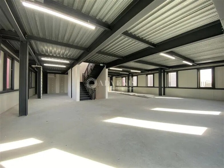 Flex in Gennevilliers for sale - Building Photo - Image 3 of 12